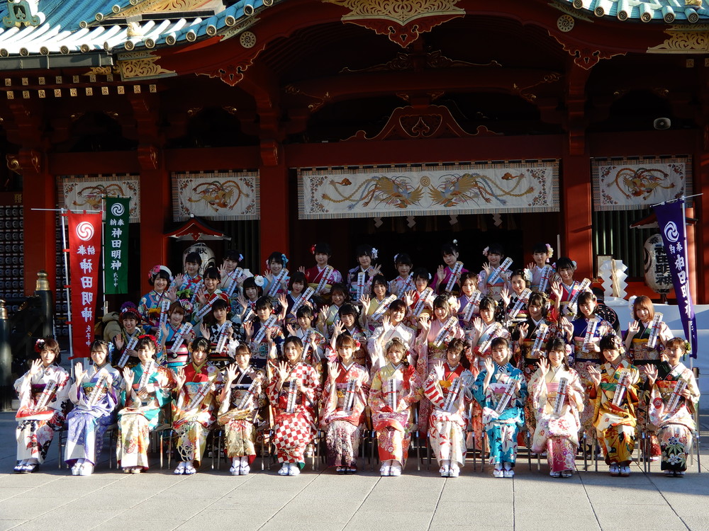 神田明神で1月14日、成人式をあげたAKB48グループの44人。最前列中央に座るのはNGT48の荻野由佳さん