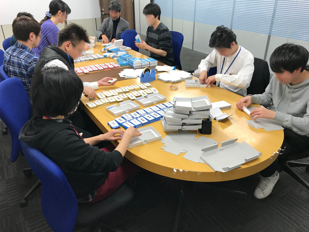 組み立てる様子