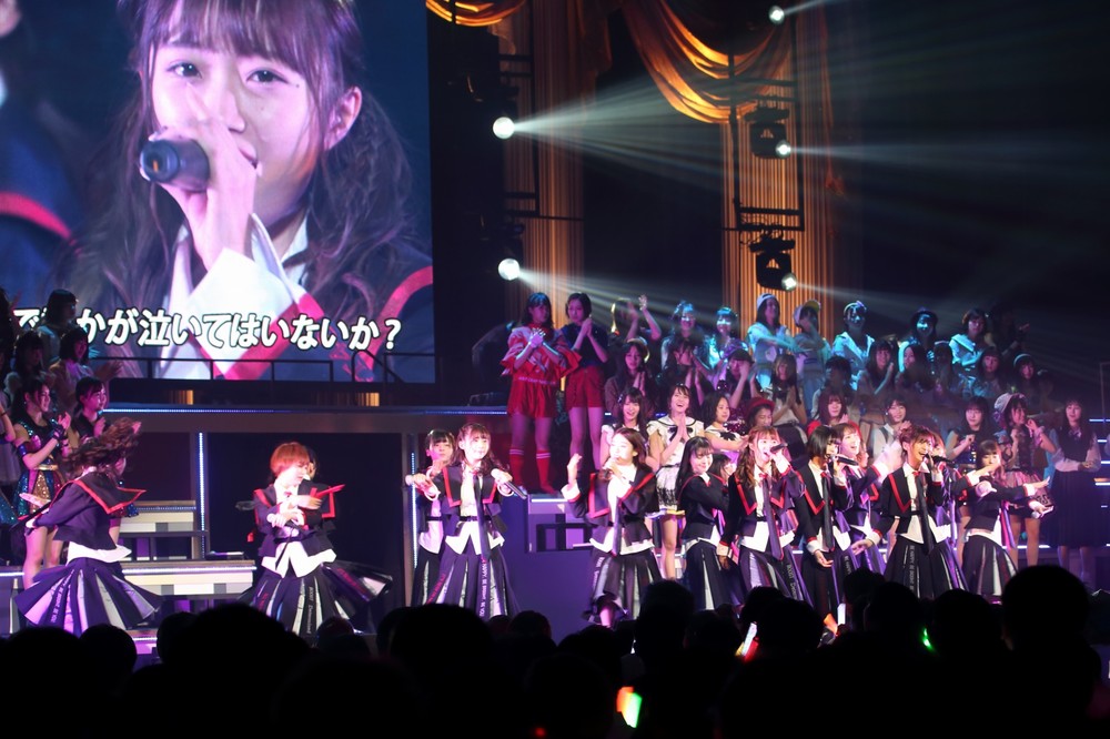 「世界はどこまで青空なのか？」は16人で披露。山口真帆さんは出演しなかった