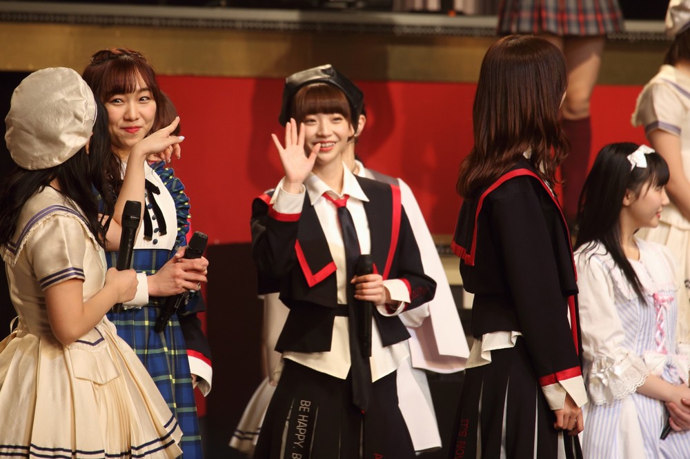 客席に向かって手を振る荻野由佳さん