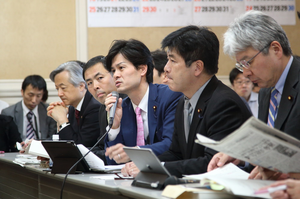 立憲民主党の控室で行われる野党合同ヒアリングでは、PCやタブレット端末を使いながら質問している