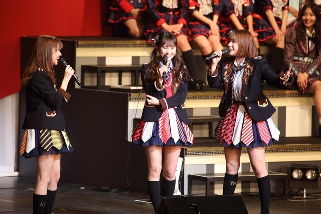 コンサートで窮状を訴えるHKT48の村重杏奈さん（写真右）。左から指原莉乃さん、植木南央さん