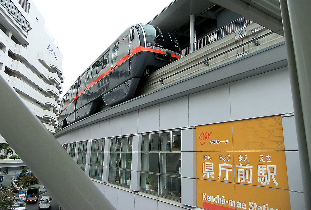 日本語より韓国語などが目立つ？　沖縄都市モノレールの駅名標に「違和感」の声