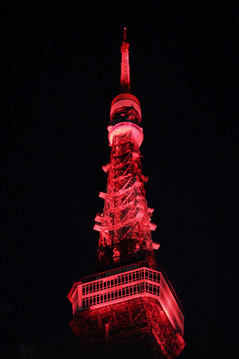 赤くライトアップされた東京タワー。春節に合わせてライトアップされるのは初めてだ