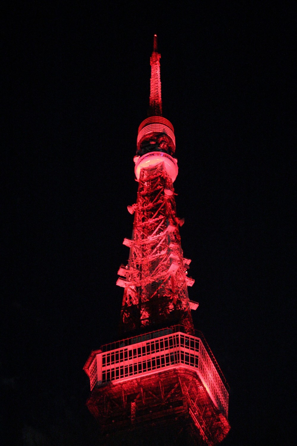 赤くライトアップされた東京タワー。春節に合わせてライトアップされるのは初めてだ

