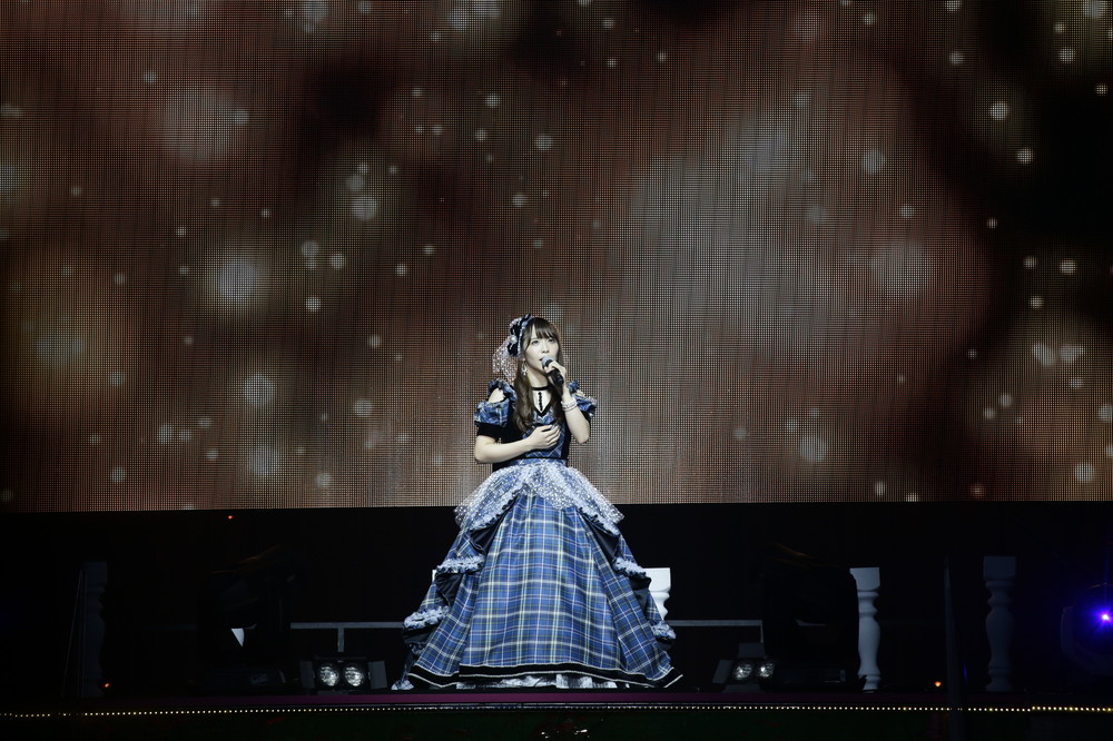 粉まみれになる直前の松村香織さん （c）AKS