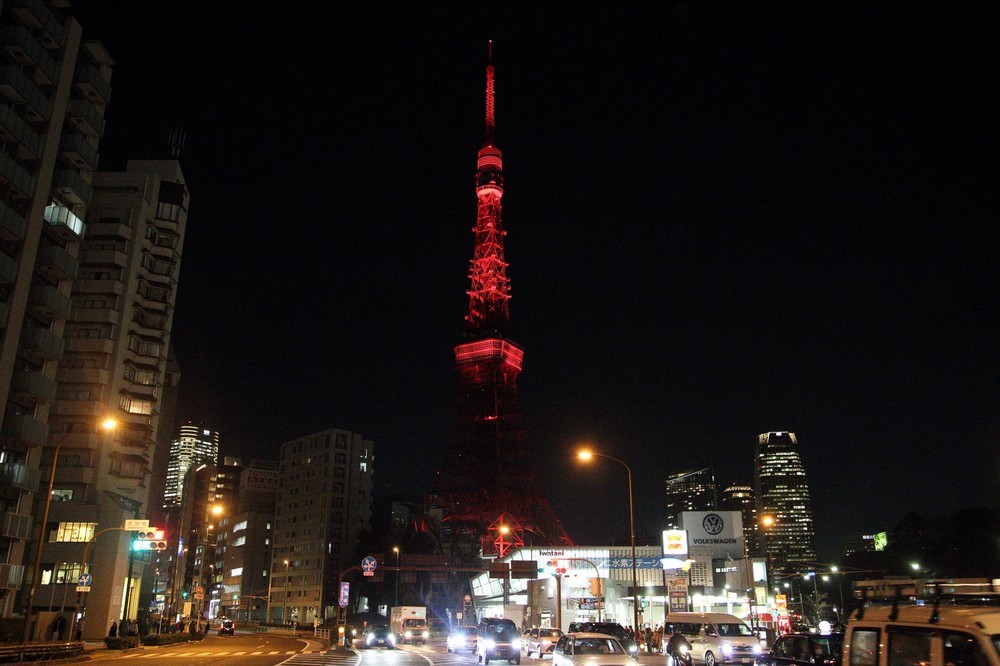 「中国紅」にライトアップされた東京タワー
