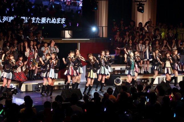 東京都内で開かれたコンサートでパフォーマンスするHKT48（19年1月撮影）
