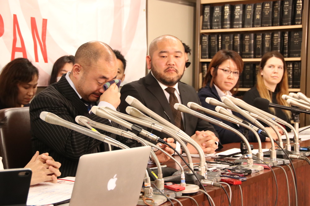 男性の目から涙がこぼれた　同性婚訴訟に臨んだあるカップルの姿