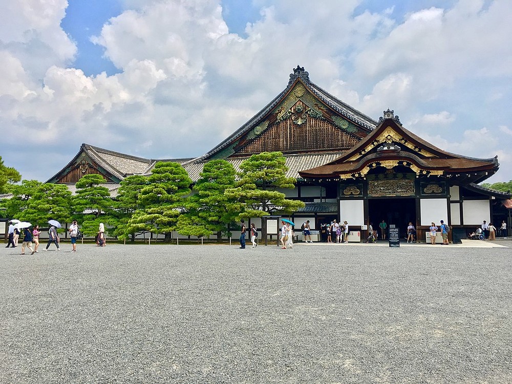「二条城、訪日客の苦情で舗装」報道を否定　京都市「そうした事情はありません」
