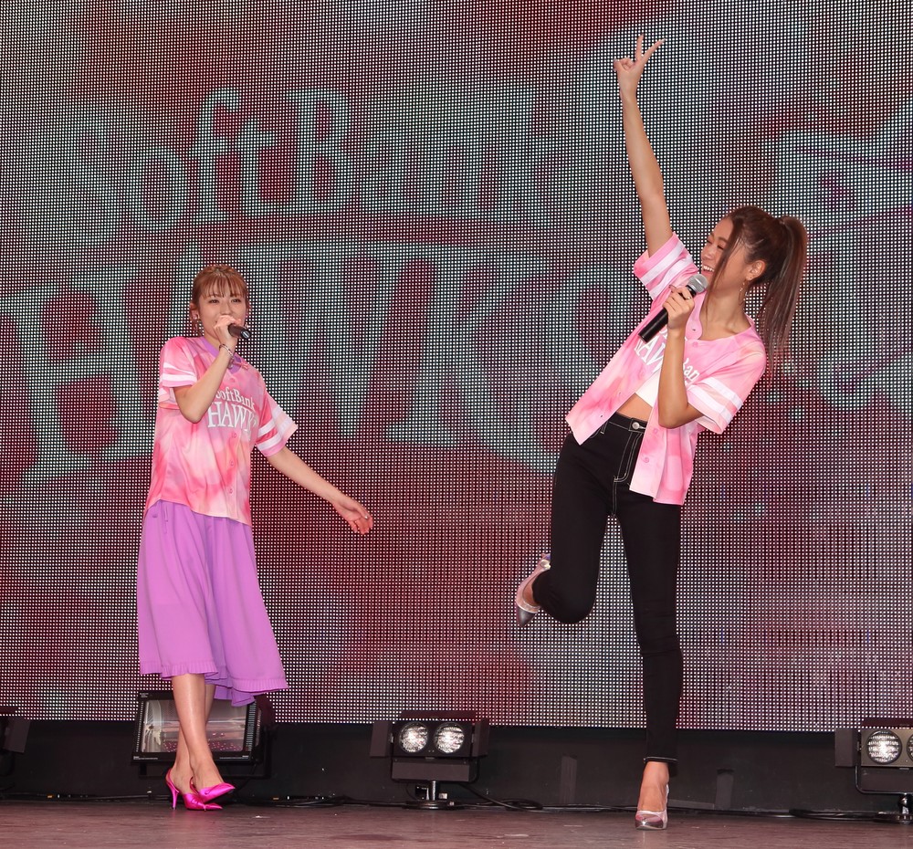タカガールのユニフォ－ムを着てダンスを披露する若槻千夏さん（左）と「みちょぱ」こと池田美優さん（右）