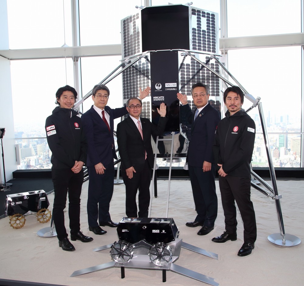 ランダーとローバーの実寸大モデルが六本木ヒルズで開かれる展示会「メディア・アンビション・トウキョウ（Media Ambition Tokyo）」で展示される