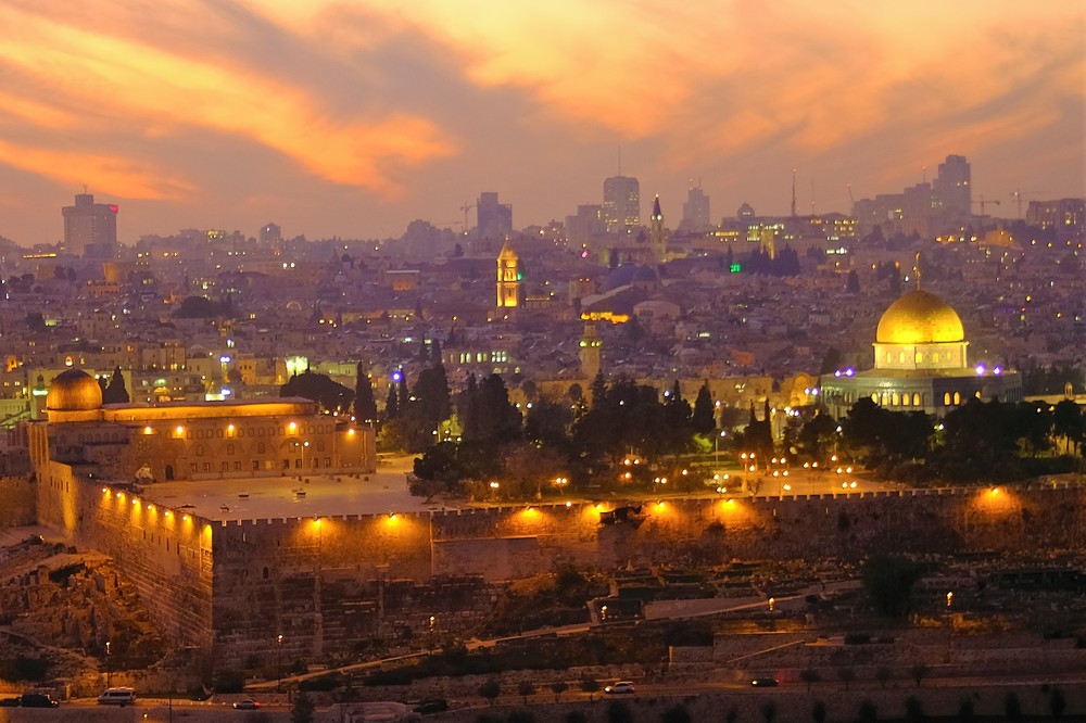 エルサレム旧市街ムスリム地区にある「神殿の丘」とその上に建つ「岩のドーム」。ユダヤ教とイスラム教の聖地とされている。
