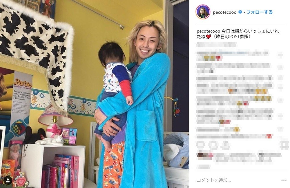 息子をだっこし、笑顔を見せるりゅうちぇるさん（写真はぺこさんのインスタグラムから）