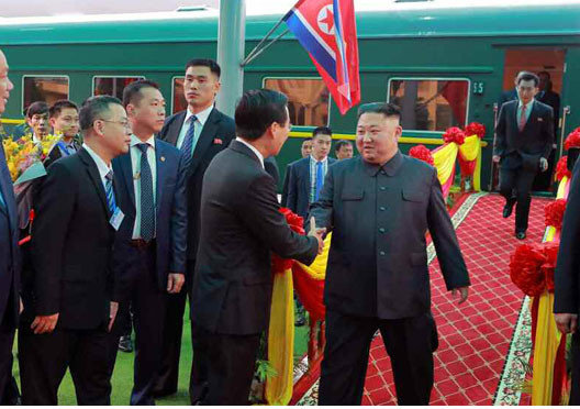 中越国境近くにあるドンダン駅に到着した北朝鮮の金正恩朝鮮労働党委員長。特別列車運行の影響を受けた人も多かったようだ（写真は労働新聞ウェブサイトから）