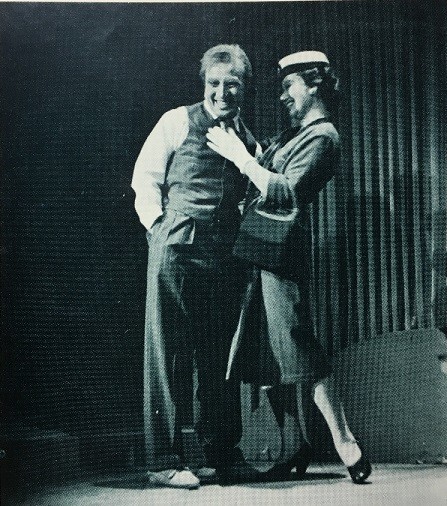 劇団民藝の舞台「セールスマンの死」での滝沢修さんと佐々木すみ江さん。1966年上演時のパンフレットより