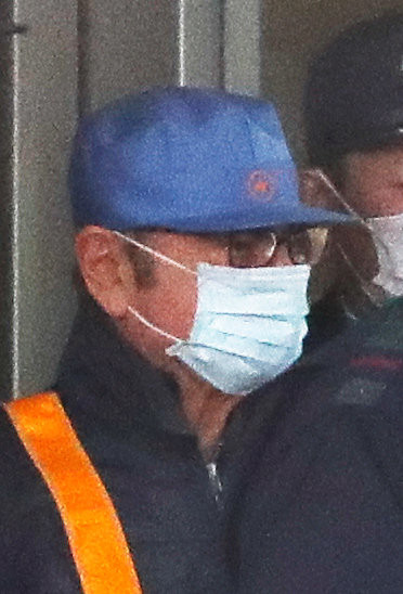 ゴーン前会長の変装にツッコミ　生放送中「カメラの前でバレバレ」