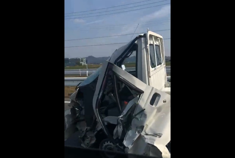 助手席側ペシャンコ、ドア外れかけ...　危険すぎる「半壊」軽トラが公道走る