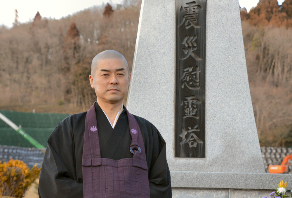 安洞院住職の横山俊顕さん。敷地内には、東日本大震災慰霊塔が建てられている