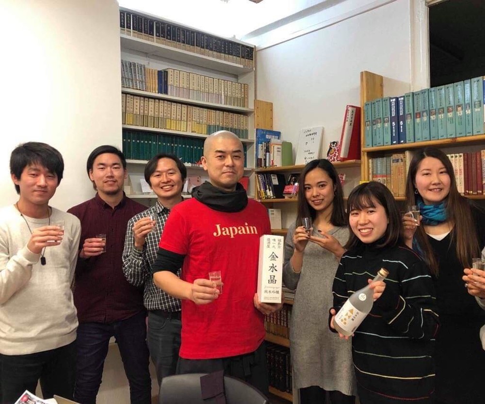 横山さん（写真中央）を囲むのは、「祈りの手紙」のスペイン語訳を手伝ったバルセロナの日本人留学生たち（写真提供・横山俊顕さん）