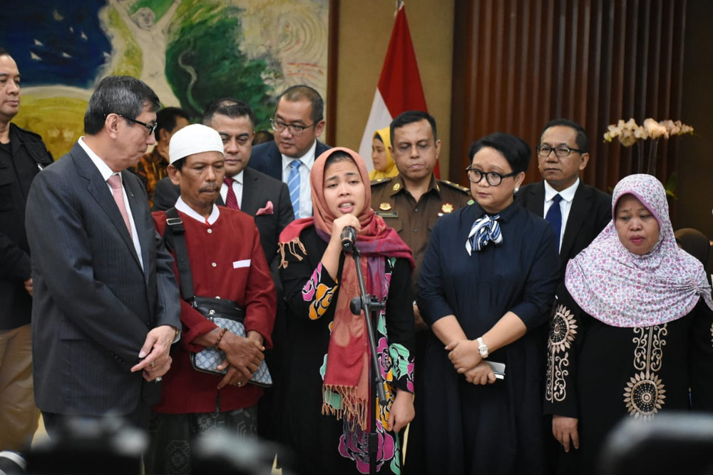 インドネシア国籍のシティ・アイシャ被告（中央）。検察が起訴を取り下げたため釈放された（写真はインドネシア外務省のツイッターから）