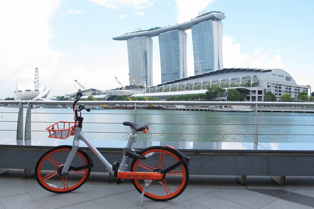 マーライオン公園にモバイクの自転車で乗り入れる観光客も多い