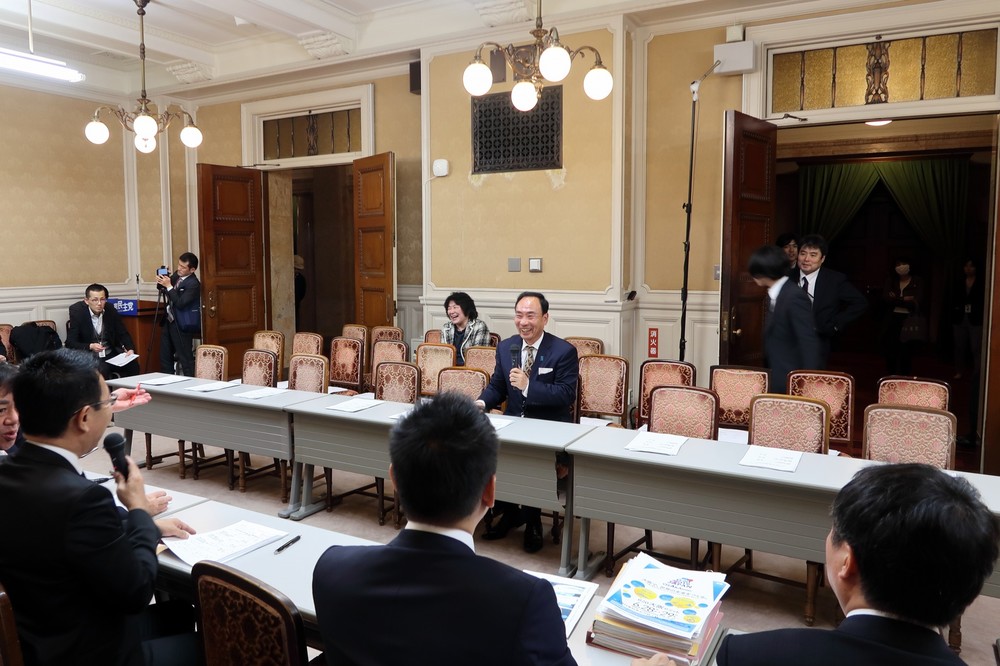 籠池被告夫妻は、普段は官公庁担当者が座る席でヒアリングに臨んだ