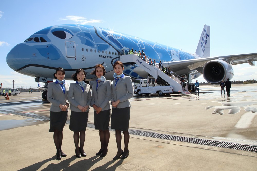 A380を背景の写真撮影に応じるANAの客室乗務員（CA）