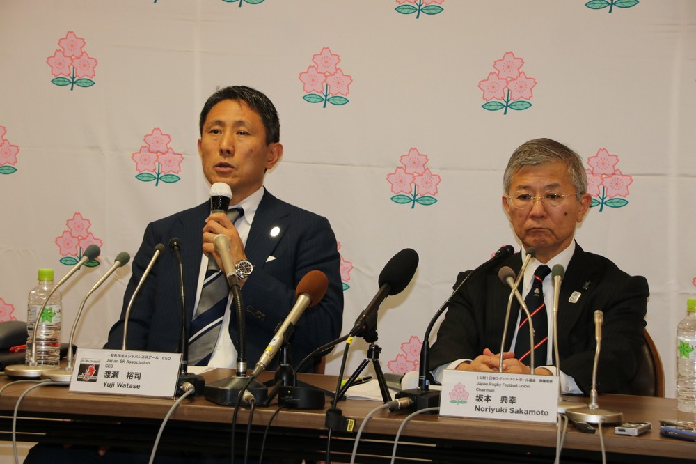 協会で会見に臨んだ、左から渡瀬CEO、坂本専務理事
