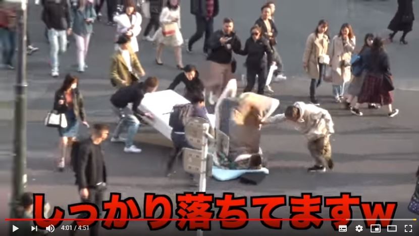 ベッドから崩れ落ちる瞬間（ジョーさんのユーチューブチャンネルより）