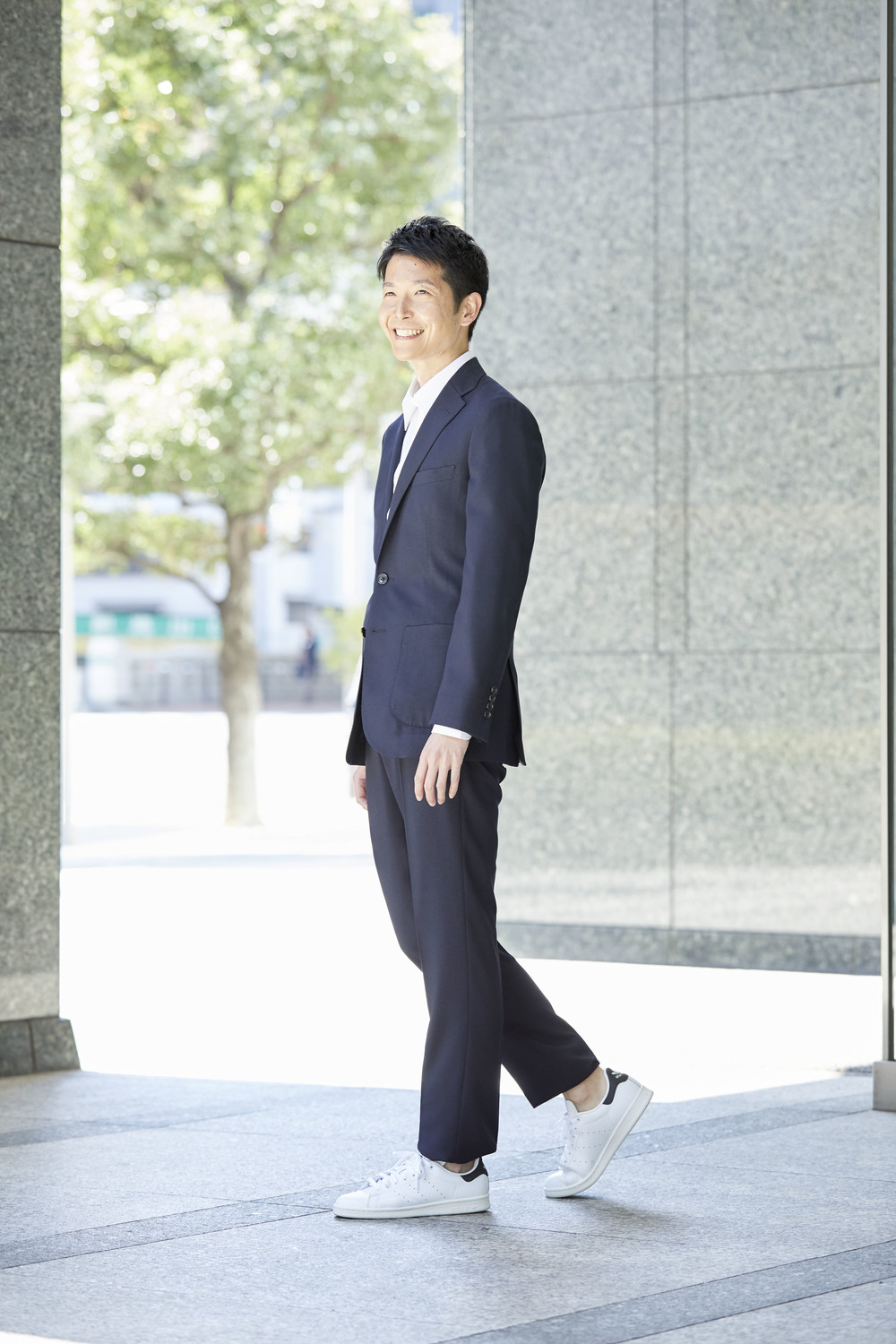 白いスニーカーを合わせた就活のコーディネートも提案