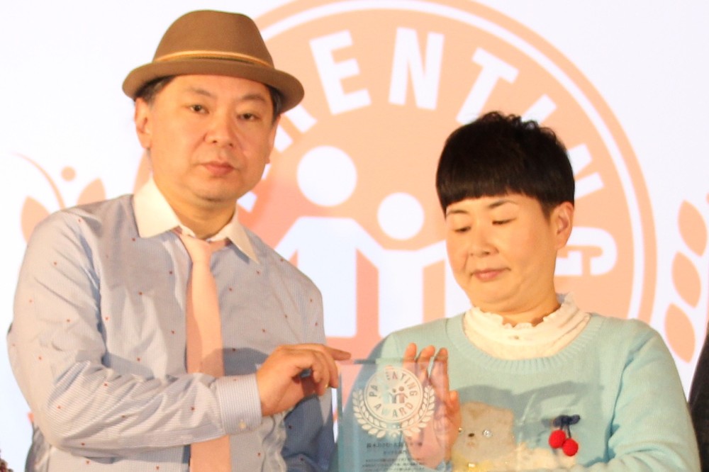 鈴木おさむさん（左）と、森三中・大島美幸さん（2016年12月撮影）