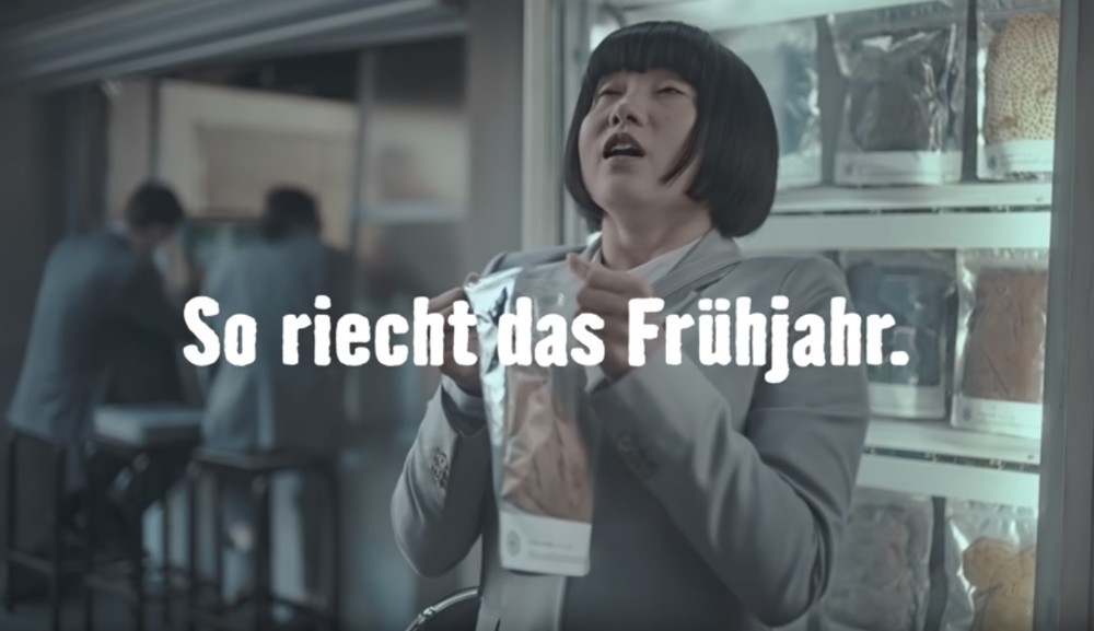 アジア人女性が「白人男性の下着」をかいで...　ドイツ企業CMが「日本揶揄」？差別的と物議