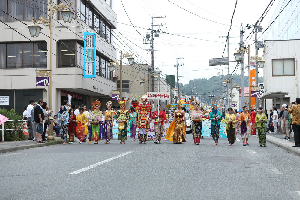 気仙沼の街を、パレードは行く　地元支えるインドネシアとの縁【震災8年　海外とつながる（4）】