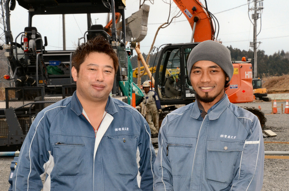 菅原工業専務・菅原渉さん（左）と、技能実習生として働いていたヘルシスワントさん