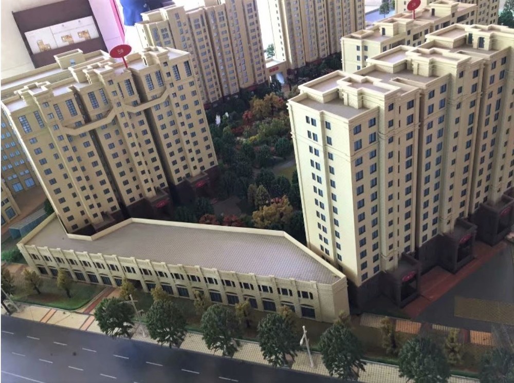 河北省張家口市でのマンション販売現場に置かれた模型。北京市街地から西北に約200キロ離れているが、首都に近いため建築が続く