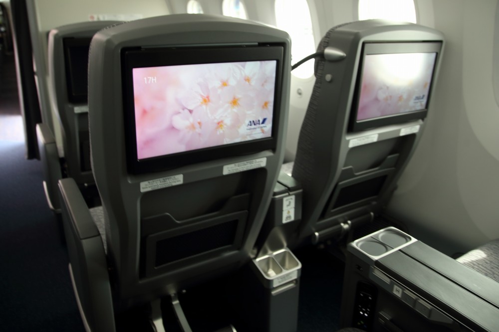 プレミアムエコノミー。モニターの大きさは15.6インチだ
