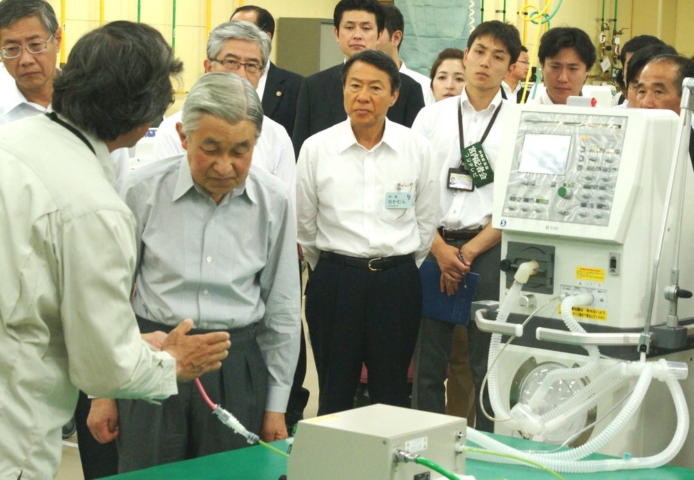 「メトラン」で最先端医療技術を見学される天皇陛下