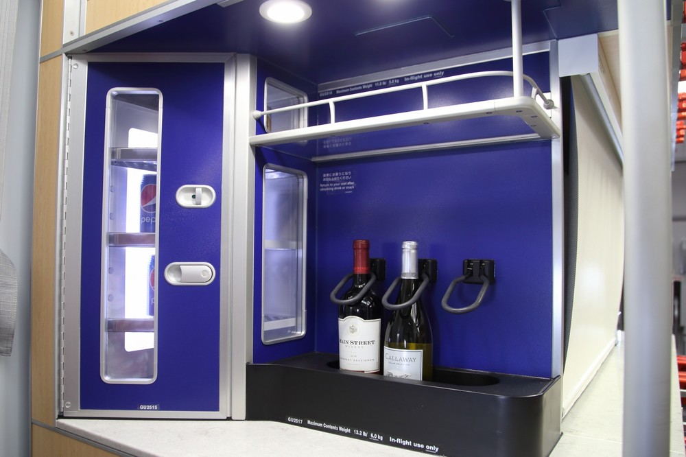 各クラスにはバーカウンターが備えられている