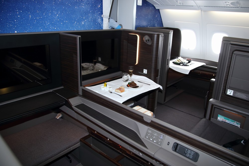 ファーストクラスには日本初となるドア付きの個室型シートを備えた