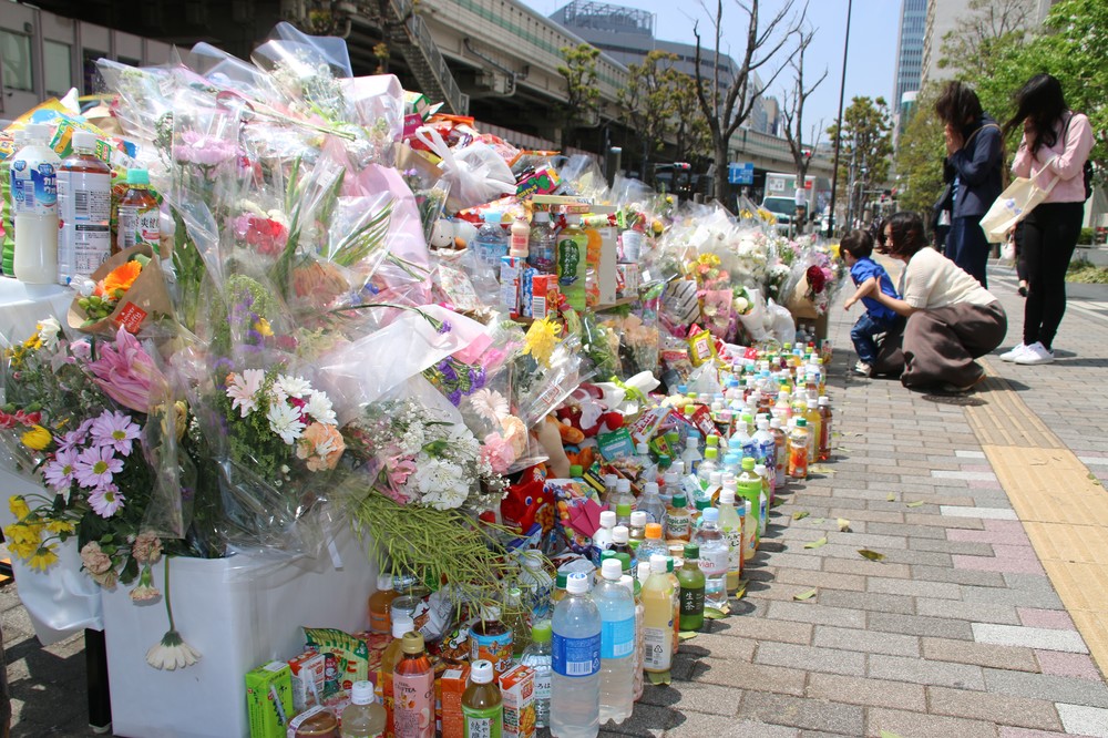 東京・池袋の事故現場には現在、人々が花束などを供え、被害者を悼んでいる（2019年4月23日撮影）