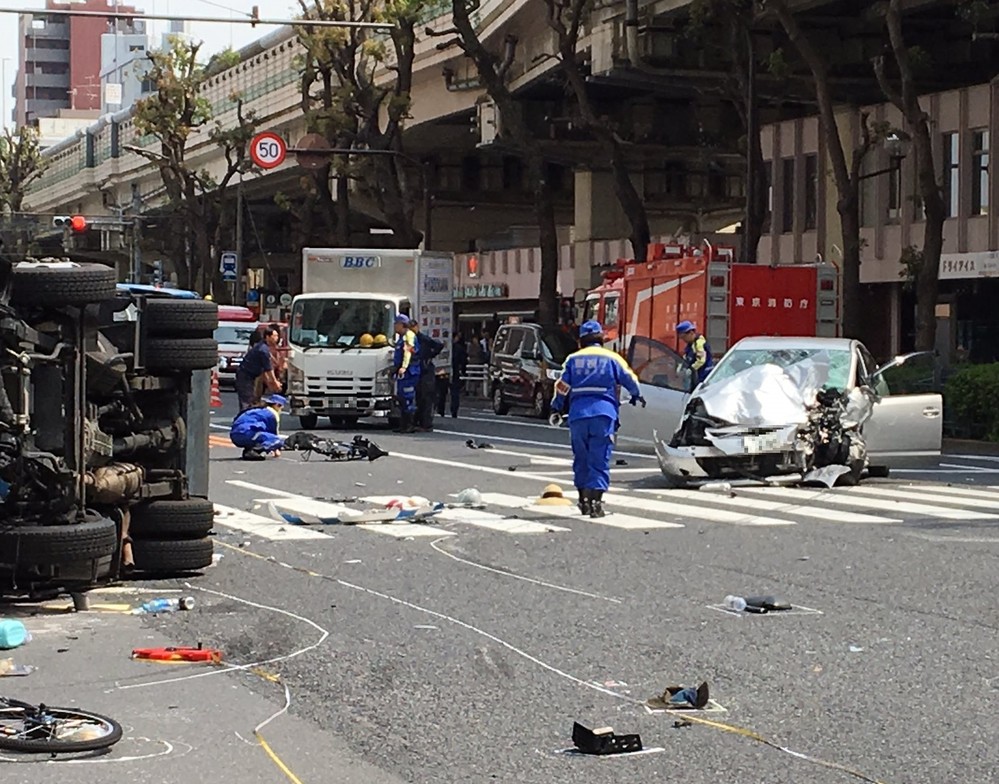 東京・池袋の事故現場。暴走し大破した乗用車（右）と、衝突され横転したゴミ収集車（左）（2019年4月19日撮影、ユーザー提供、一部加工）