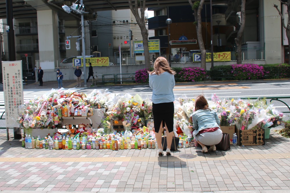 東京・池袋の事故現場。人々が花束などを供え、被害者を悼んでいる（2019年4月23日撮影）