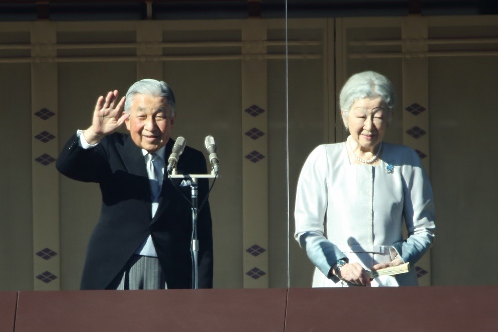 2019年1月2日の一般参賀の際に手を振る天皇陛下と皇后さま