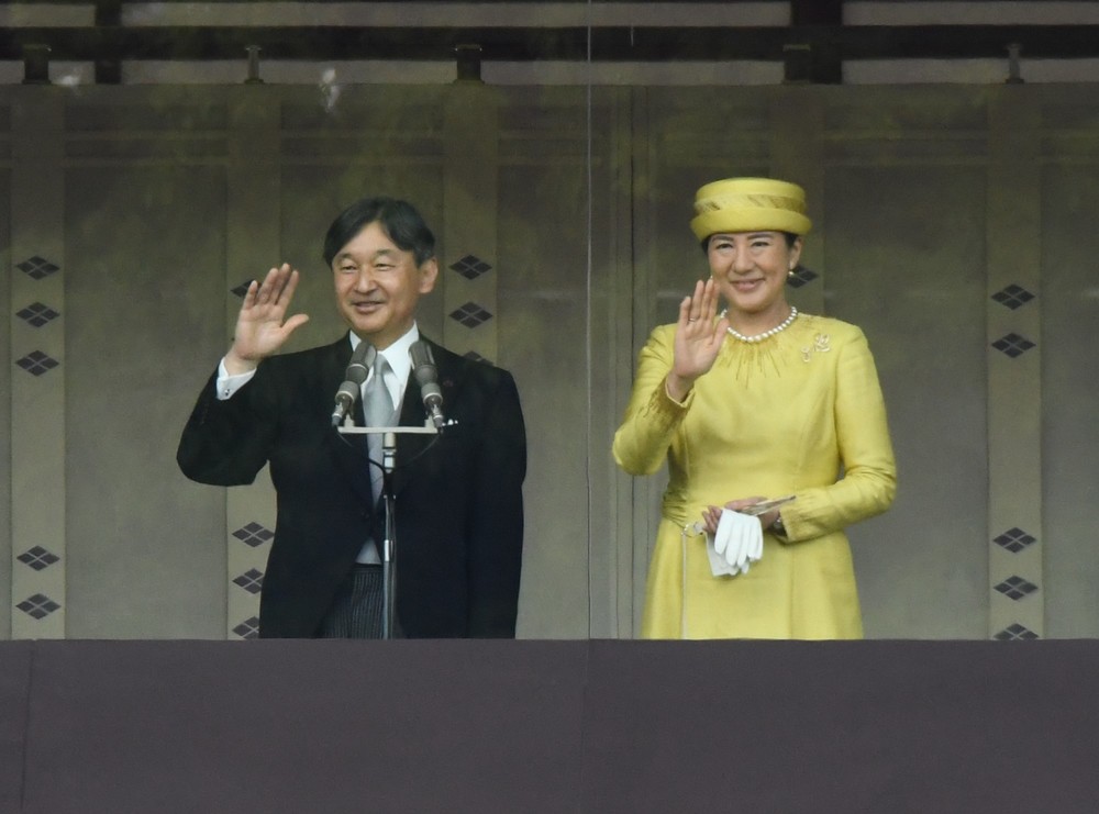 訪れた人たちに手を振られる天皇、皇后両陛下