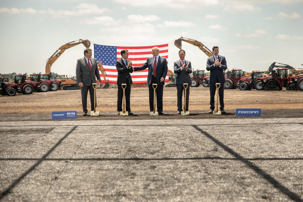 2018年、米ウィスコンシン州への液晶工場建設にあたってのセレモニーで、トランプ大統領と並んで写る郭氏（右から2人目）