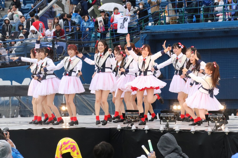 AKB48グループのコンサートでパフォーマンスするNGT48のメンバー。山口真帆さんの卒業公演には出演しない（2019年4月27日撮影）