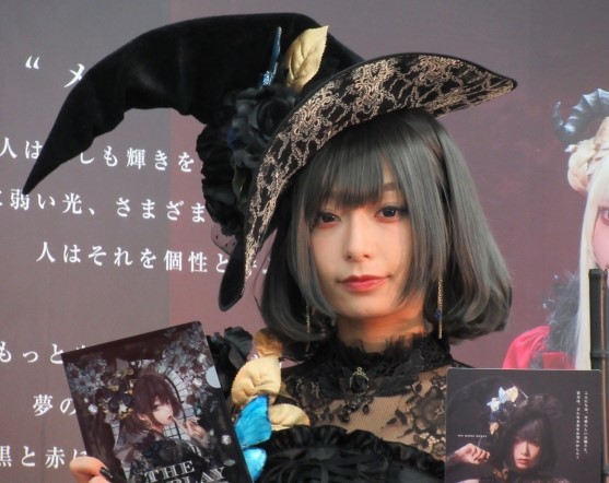 宇垣美里アナ、お渡し会で「神対応」　「黒の魔女」コスプレにカメラマン感嘆