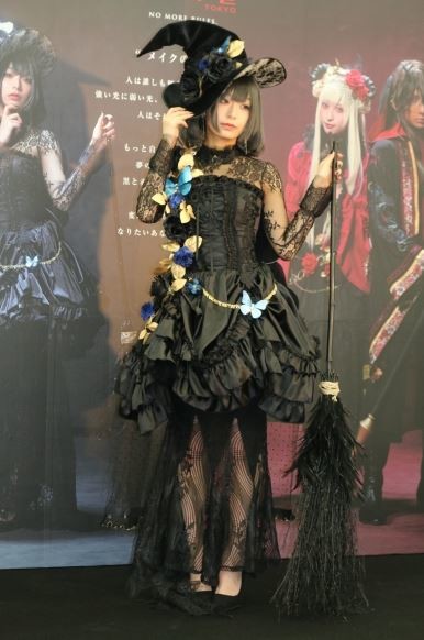 KATEのオリジナルキャラクター「黒の魔女」に扮して参加