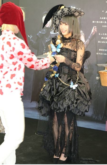 お渡し会では気さくな笑顔も